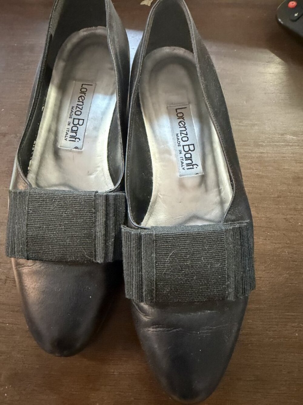Lorenzo Banfi Size 6 Satin Ballet Flats with Bow Detail